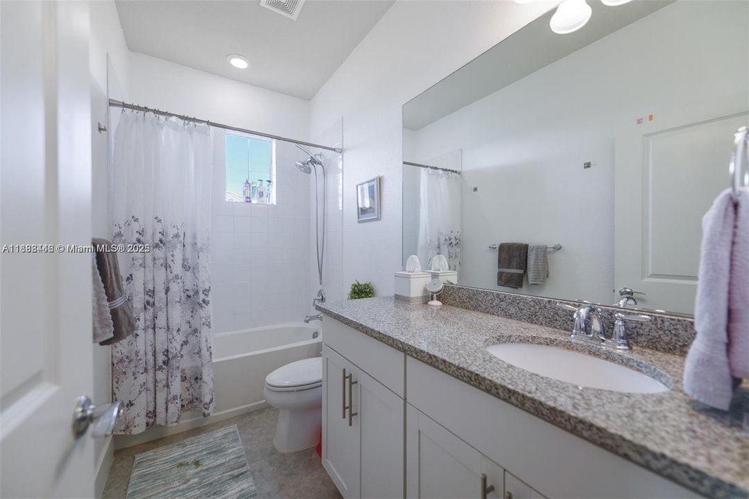 合同活跃: $3,600 (3 贝兹, 2 浴室, 1561 平方英尺)