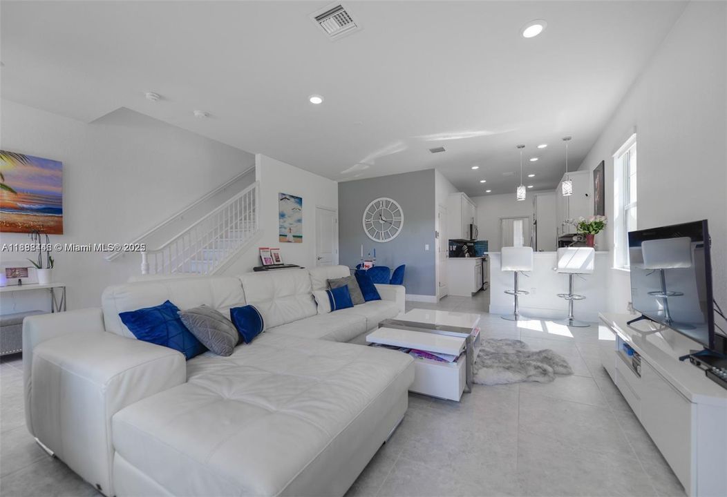 合同活跃: $3,600 (3 贝兹, 2 浴室, 1561 平方英尺)