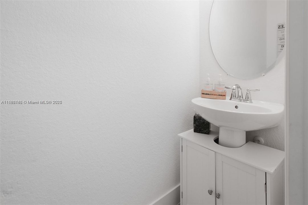 合同活跃: $3,600 (3 贝兹, 2 浴室, 1561 平方英尺)