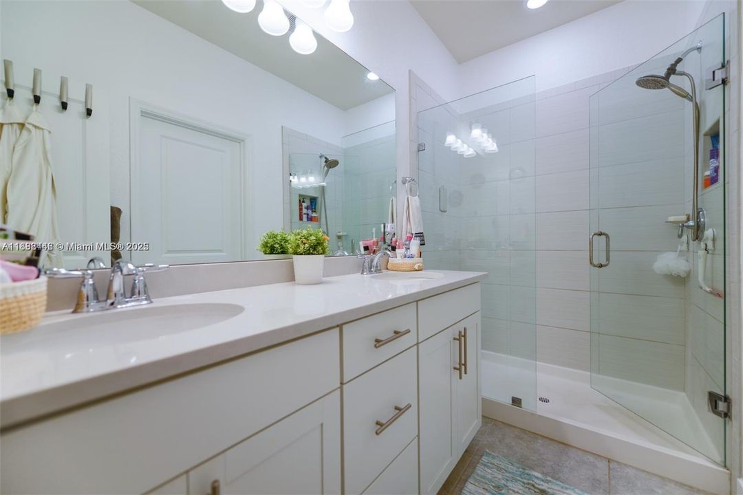 合同活跃: $3,600 (3 贝兹, 2 浴室, 1561 平方英尺)