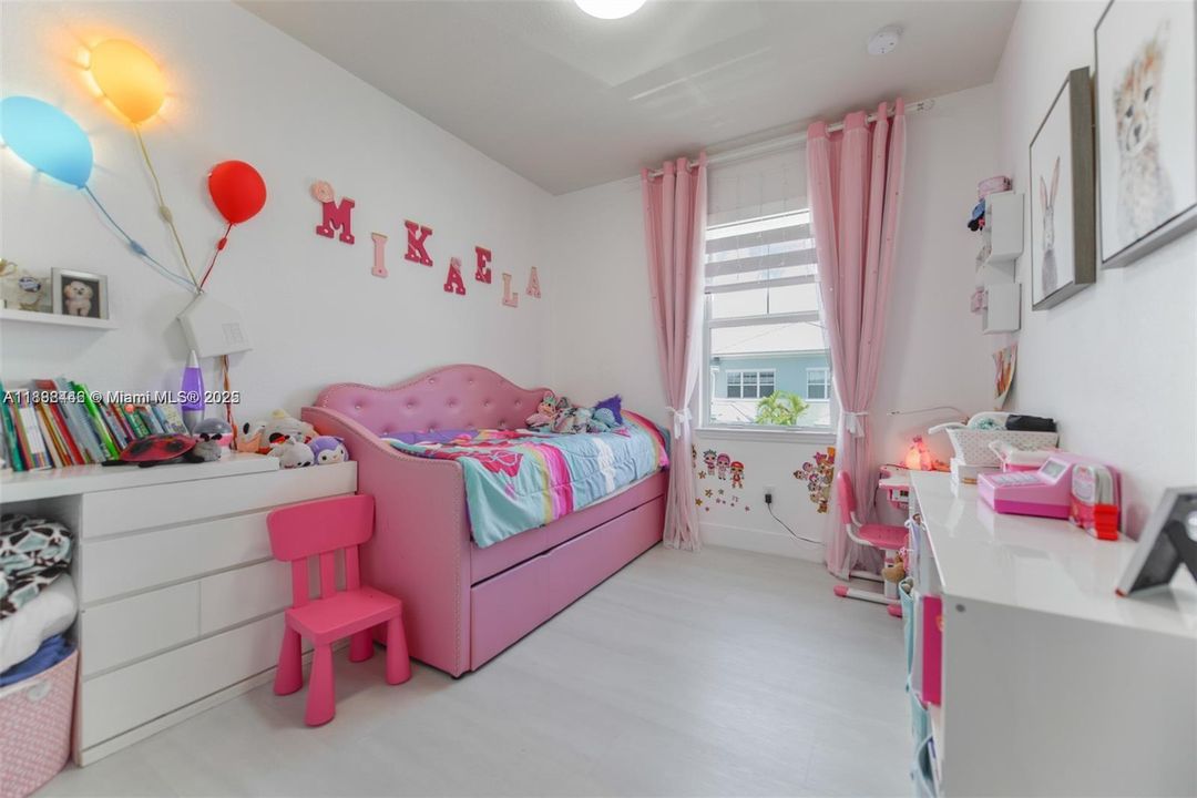 合同活跃: $3,600 (3 贝兹, 2 浴室, 1561 平方英尺)