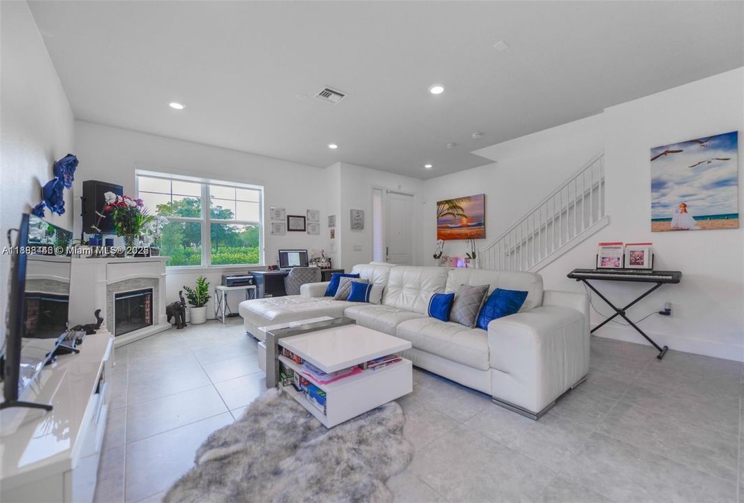 合同活跃: $3,600 (3 贝兹, 2 浴室, 1561 平方英尺)