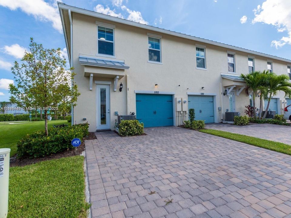 合同活跃: $3,600 (3 贝兹, 2 浴室, 1561 平方英尺)