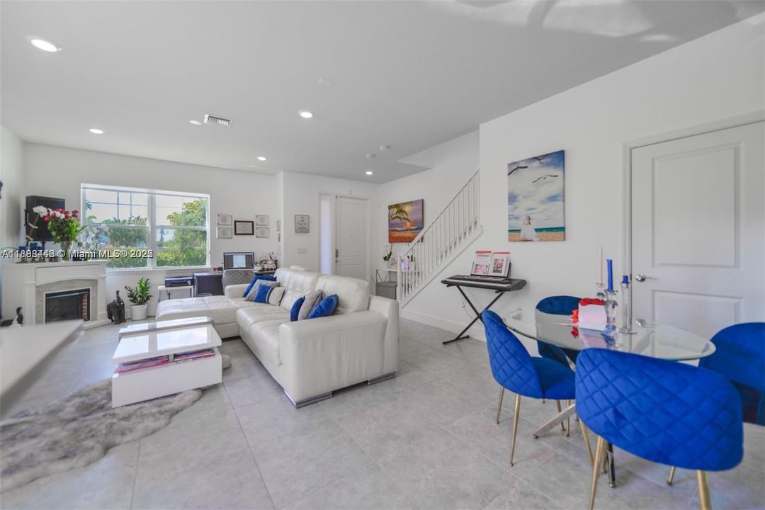 合同活跃: $3,600 (3 贝兹, 2 浴室, 1561 平方英尺)