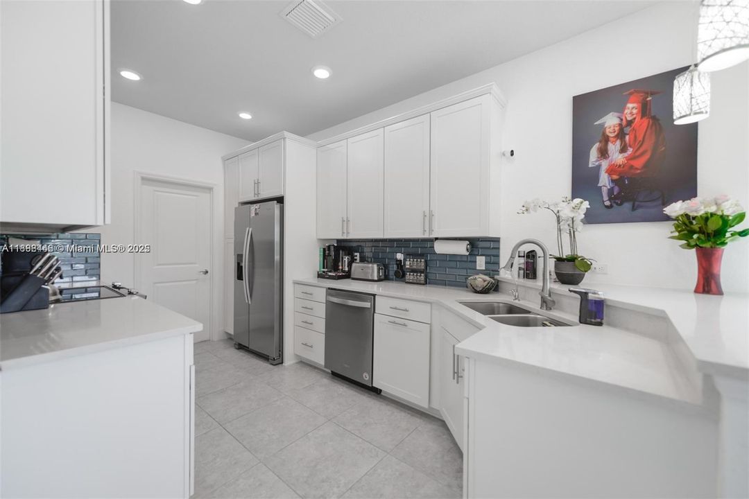 合同活跃: $3,600 (3 贝兹, 2 浴室, 1561 平方英尺)