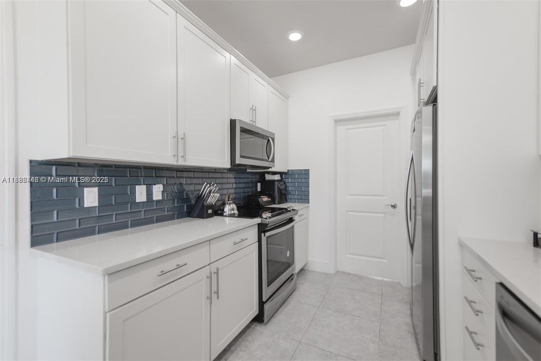 合同活跃: $3,600 (3 贝兹, 2 浴室, 1561 平方英尺)