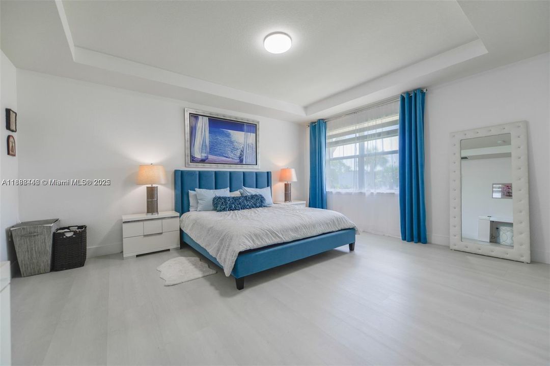 合同活跃: $3,600 (3 贝兹, 2 浴室, 1561 平方英尺)