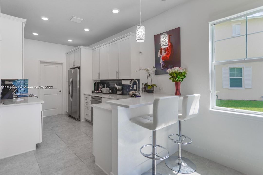 合同活跃: $3,600 (3 贝兹, 2 浴室, 1561 平方英尺)