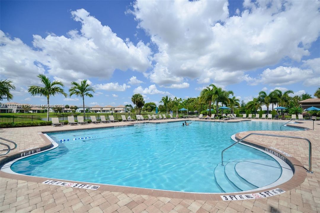 合同活跃: $3,600 (3 贝兹, 2 浴室, 1561 平方英尺)