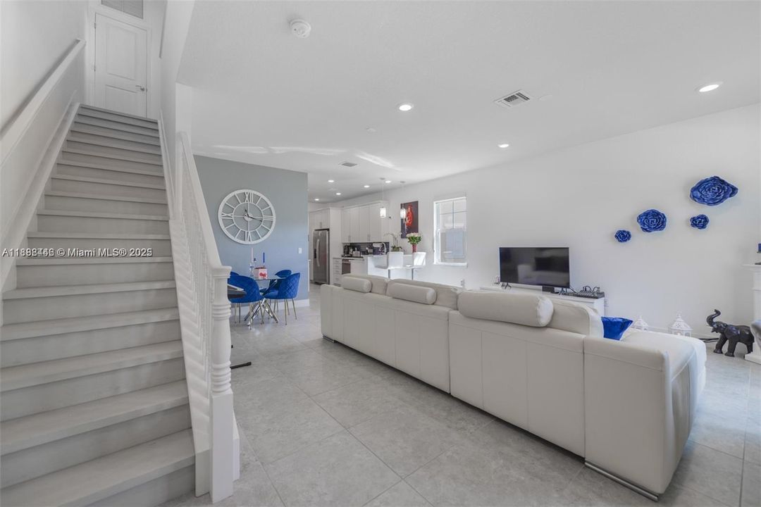 合同活跃: $3,600 (3 贝兹, 2 浴室, 1561 平方英尺)