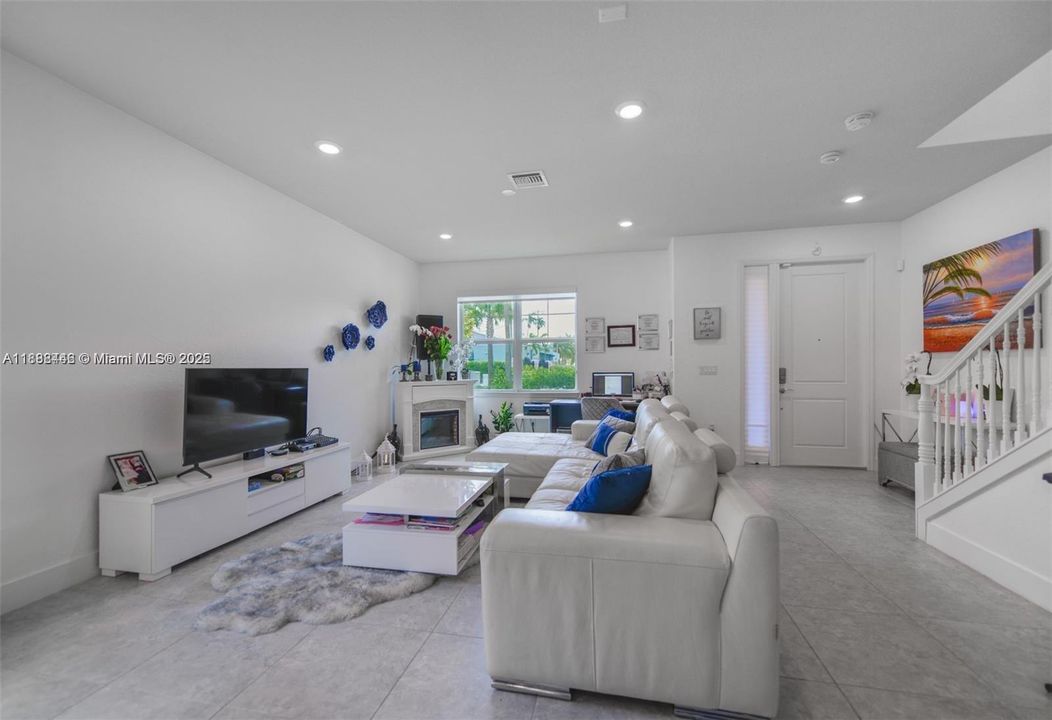 合同活跃: $3,600 (3 贝兹, 2 浴室, 1561 平方英尺)