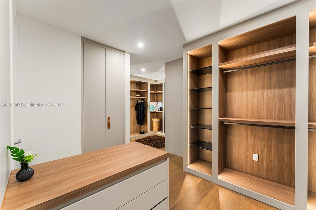 For Sale: $10,770,000 (5 beds, 6 baths, 4875 Square Feet)