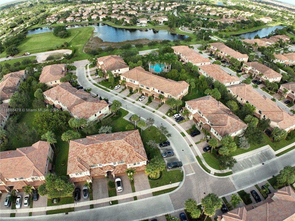 Недавно продано: $635,000 (4 спален, 2 ванн, 1874 Квадратных фут)