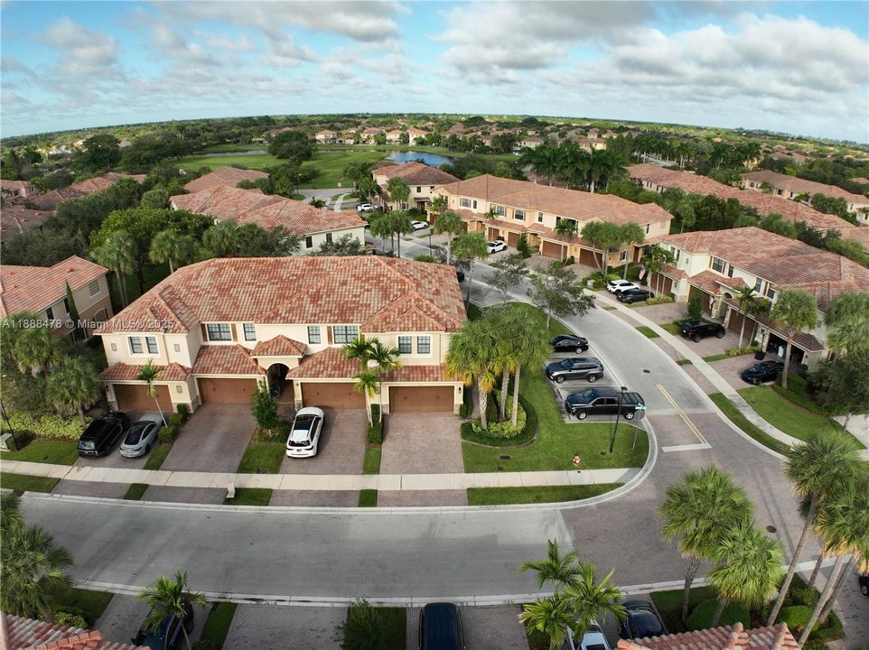 Недавно продано: $635,000 (4 спален, 2 ванн, 1874 Квадратных фут)