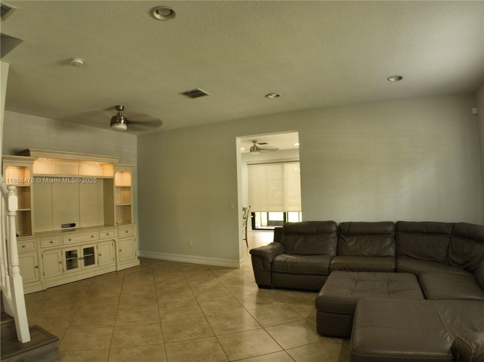 Недавно продано: $635,000 (4 спален, 2 ванн, 1874 Квадратных фут)