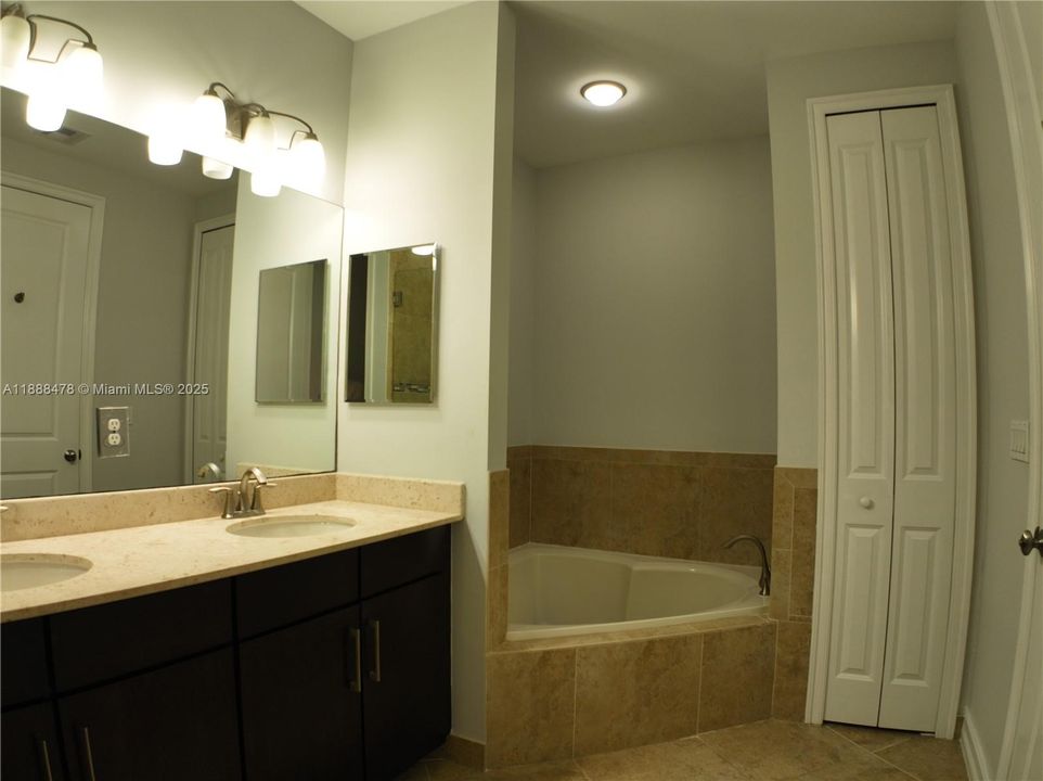 Недавно продано: $635,000 (4 спален, 2 ванн, 1874 Квадратных фут)