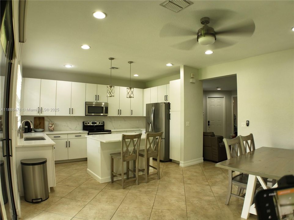 Недавно продано: $635,000 (4 спален, 2 ванн, 1874 Квадратных фут)