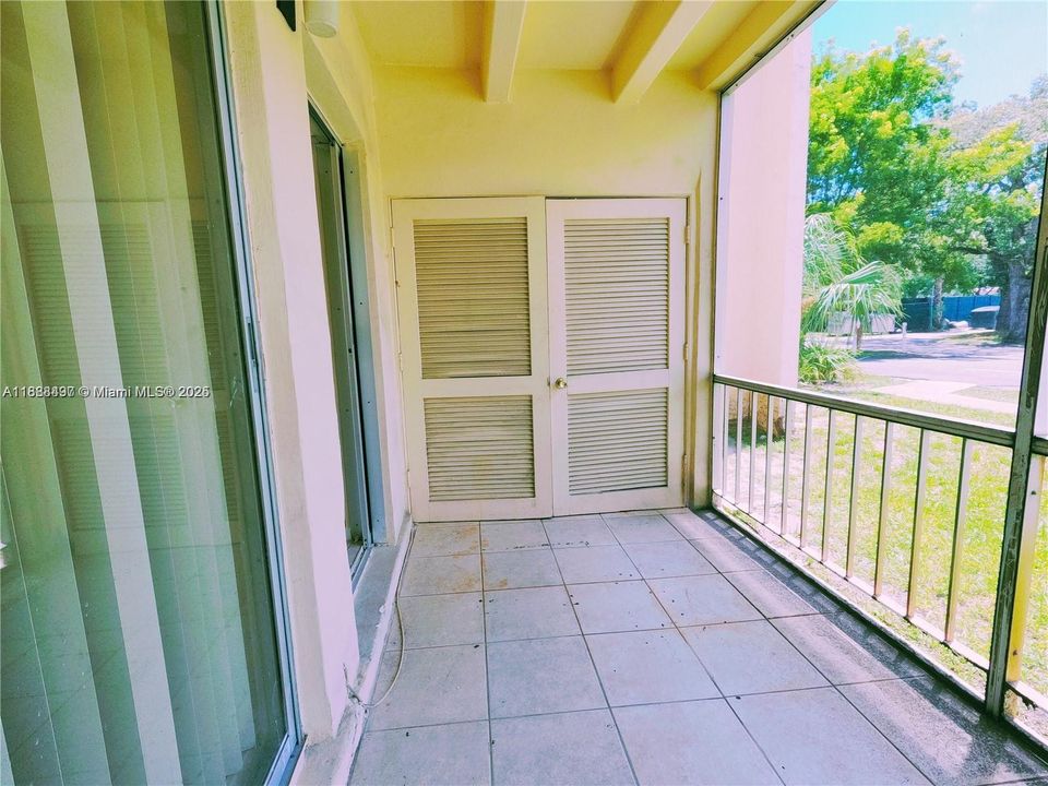 合同活跃: $1,600 (1 贝兹, 1 浴室, 700 平方英尺)