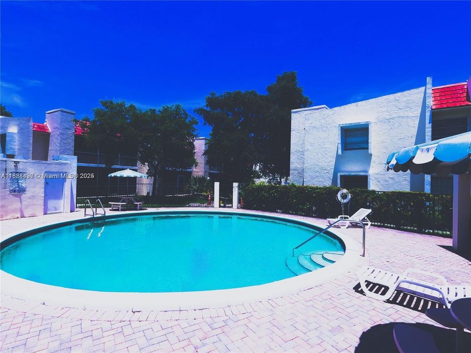 合同活跃: $1,600 (1 贝兹, 1 浴室, 700 平方英尺)