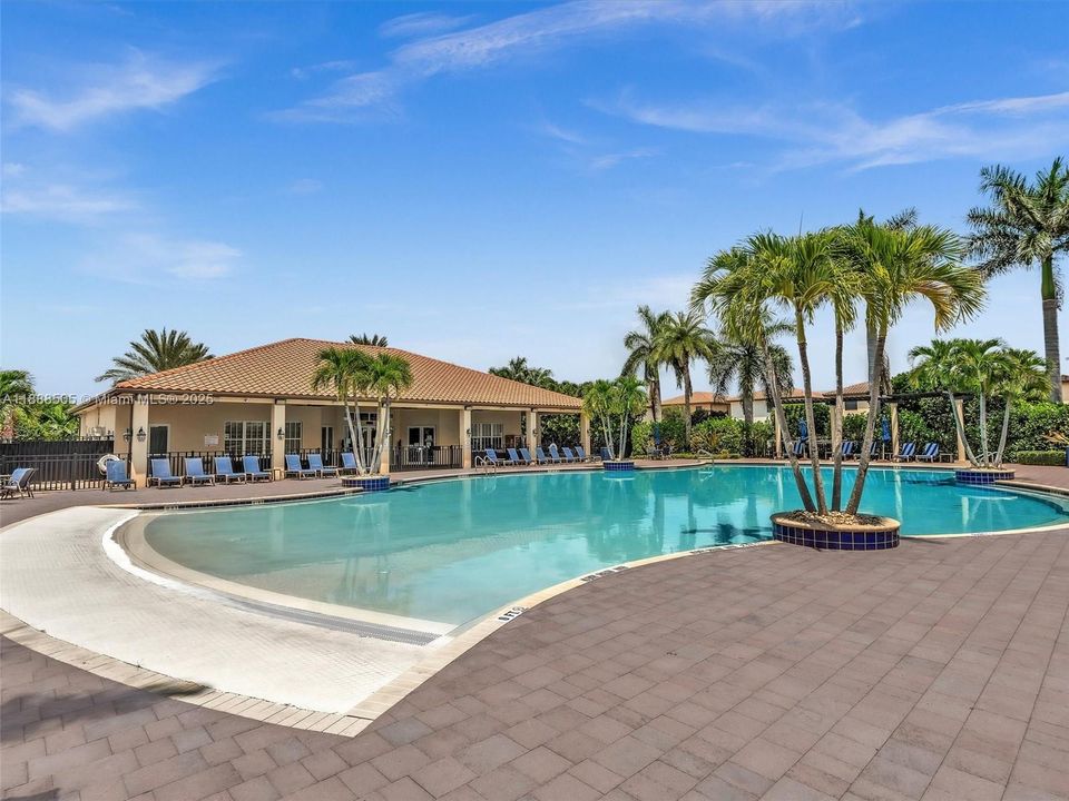 合同活跃: $2,975 (3 贝兹, 2 浴室, 1545 平方英尺)