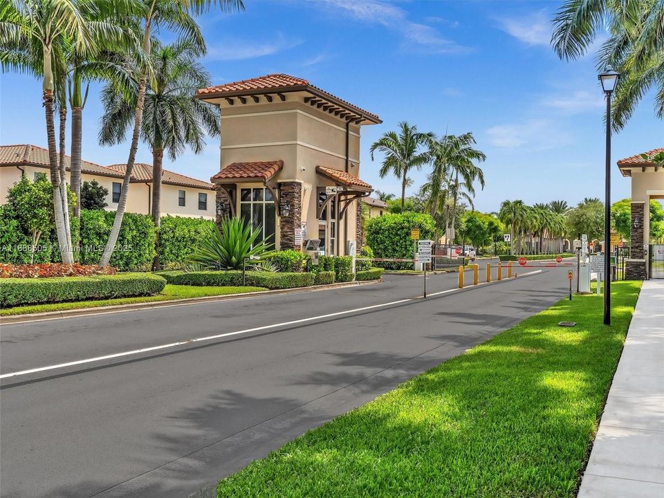 合同活跃: $2,975 (3 贝兹, 2 浴室, 1545 平方英尺)