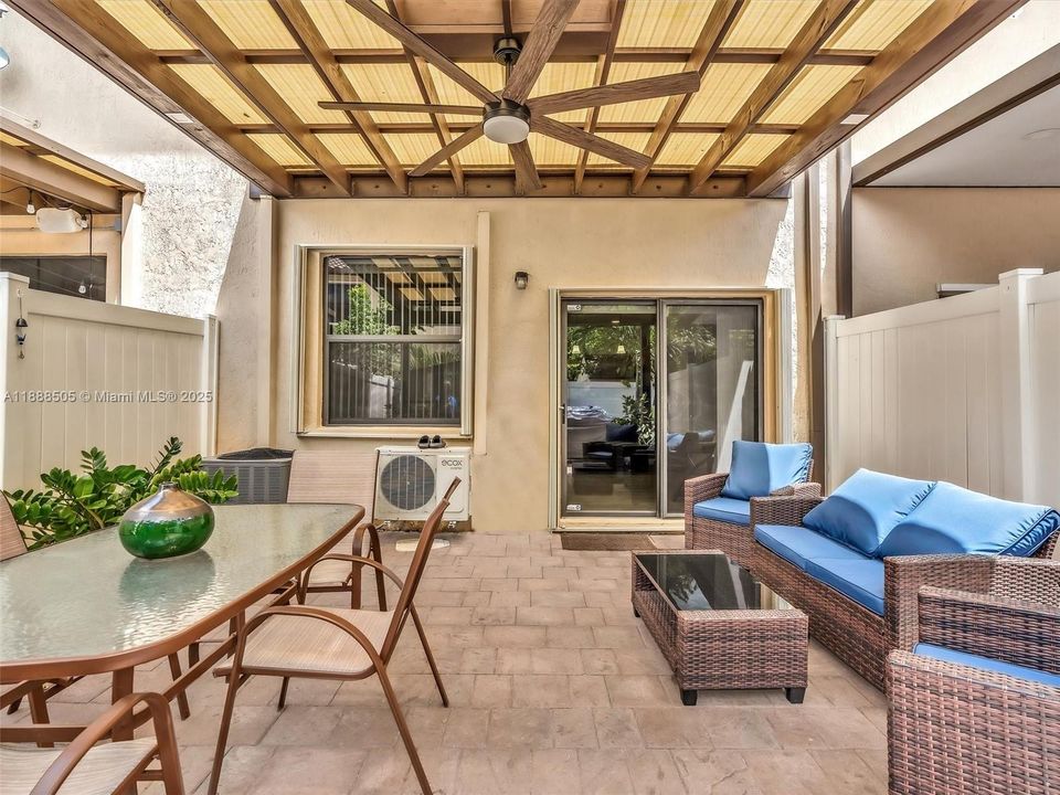 合同活跃: $2,975 (3 贝兹, 2 浴室, 1545 平方英尺)