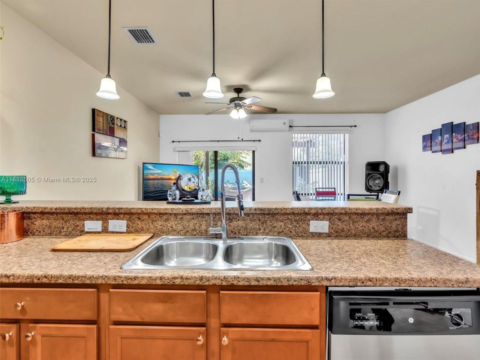 合同活跃: $2,975 (3 贝兹, 2 浴室, 1545 平方英尺)