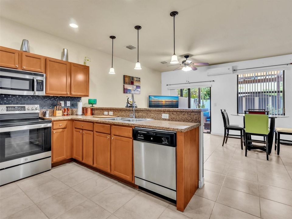 合同活跃: $2,975 (3 贝兹, 2 浴室, 1545 平方英尺)