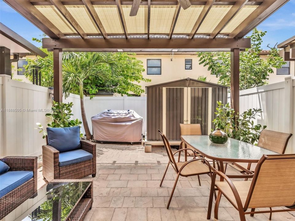 合同活跃: $2,975 (3 贝兹, 2 浴室, 1545 平方英尺)