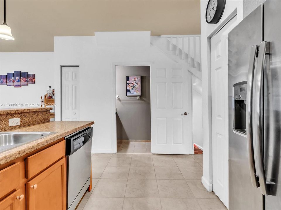 合同活跃: $2,975 (3 贝兹, 2 浴室, 1545 平方英尺)