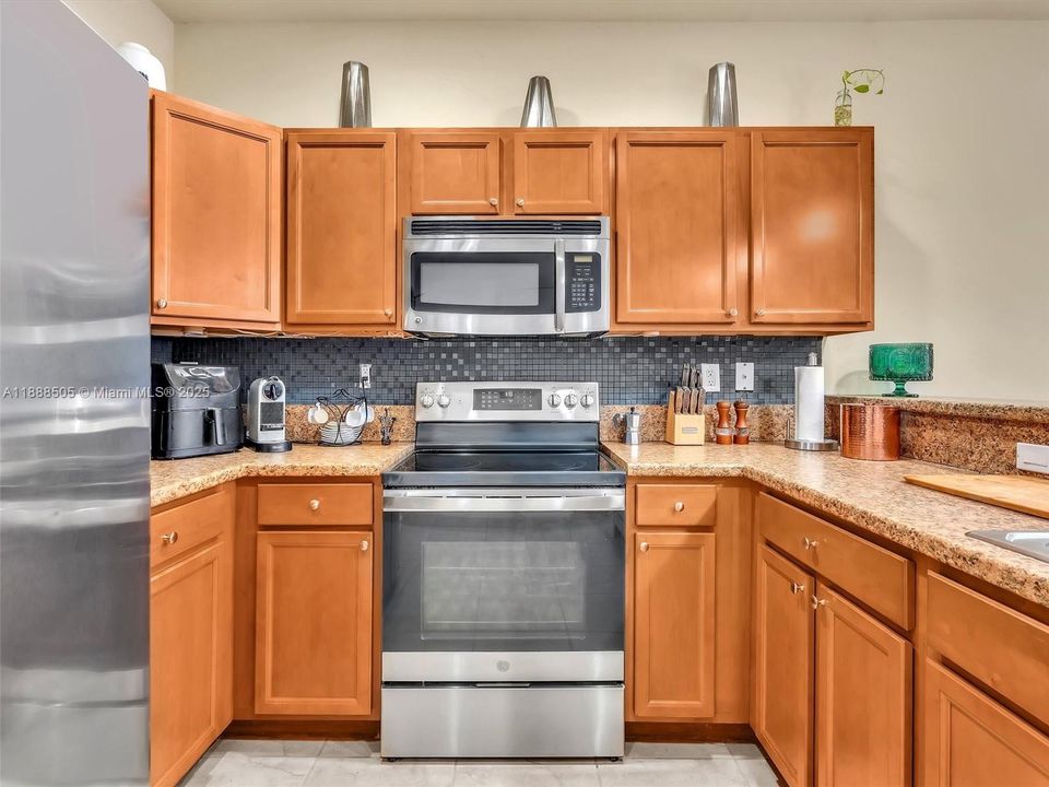 合同活跃: $2,975 (3 贝兹, 2 浴室, 1545 平方英尺)