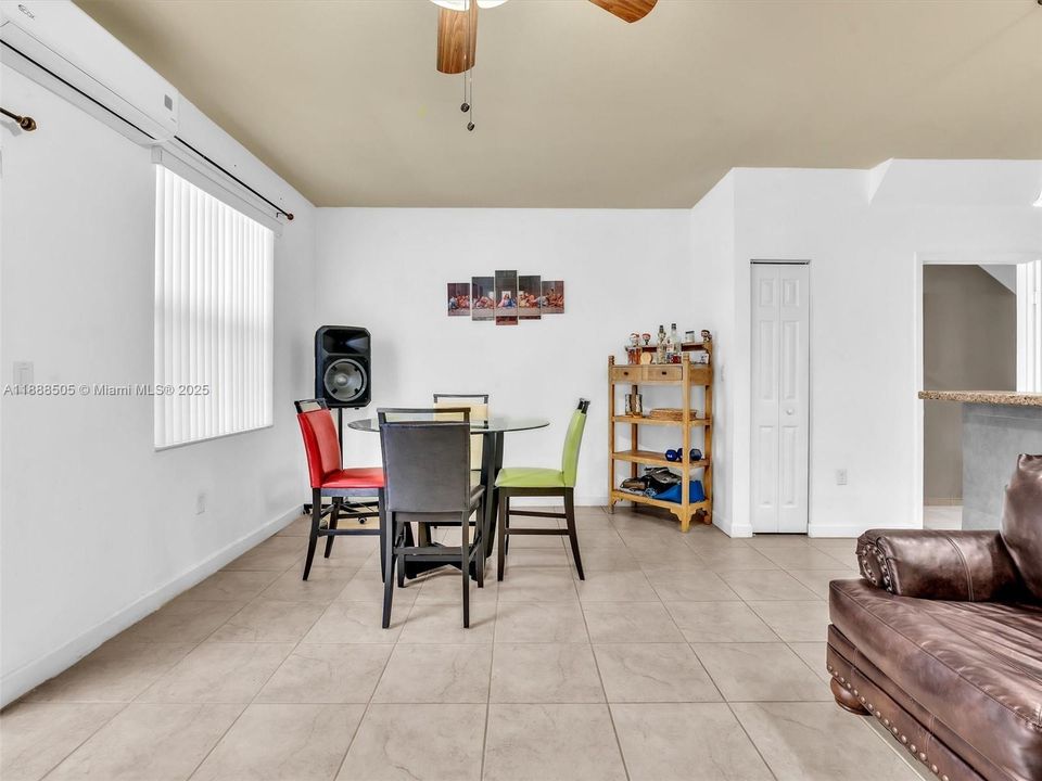 合同活跃: $2,975 (3 贝兹, 2 浴室, 1545 平方英尺)