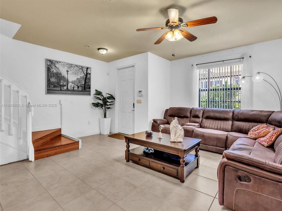 合同活跃: $2,975 (3 贝兹, 2 浴室, 1545 平方英尺)