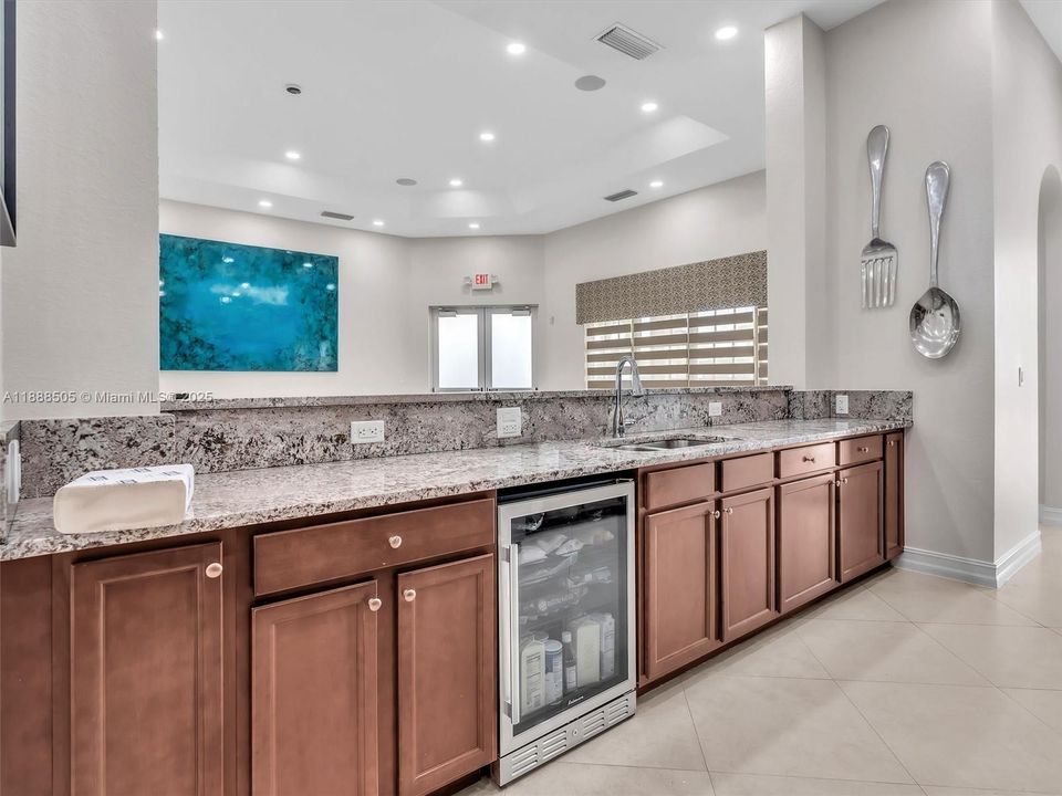 合同活跃: $2,975 (3 贝兹, 2 浴室, 1545 平方英尺)