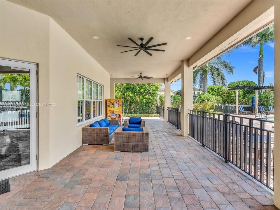 合同活跃: $2,975 (3 贝兹, 2 浴室, 1545 平方英尺)