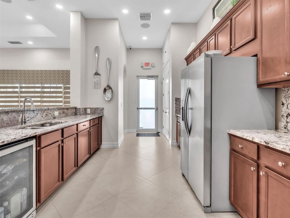 合同活跃: $2,975 (3 贝兹, 2 浴室, 1545 平方英尺)