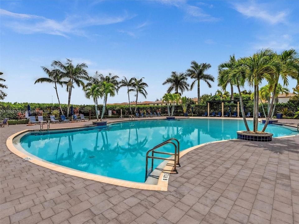 合同活跃: $2,975 (3 贝兹, 2 浴室, 1545 平方英尺)