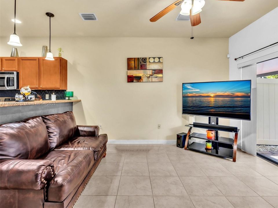 合同活跃: $2,975 (3 贝兹, 2 浴室, 1545 平方英尺)