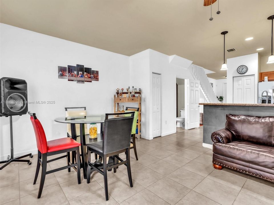 合同活跃: $2,975 (3 贝兹, 2 浴室, 1545 平方英尺)