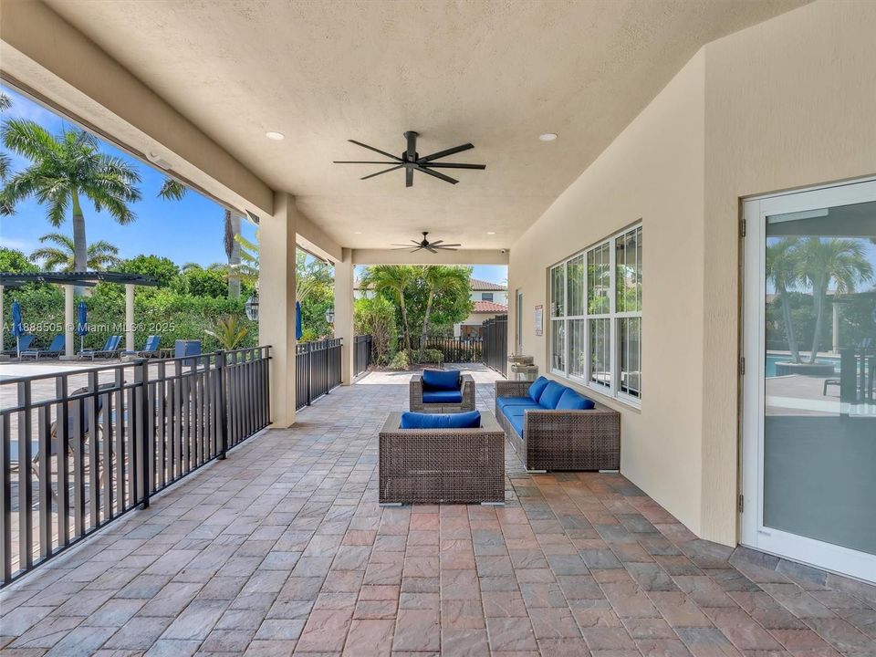 合同活跃: $2,975 (3 贝兹, 2 浴室, 1545 平方英尺)