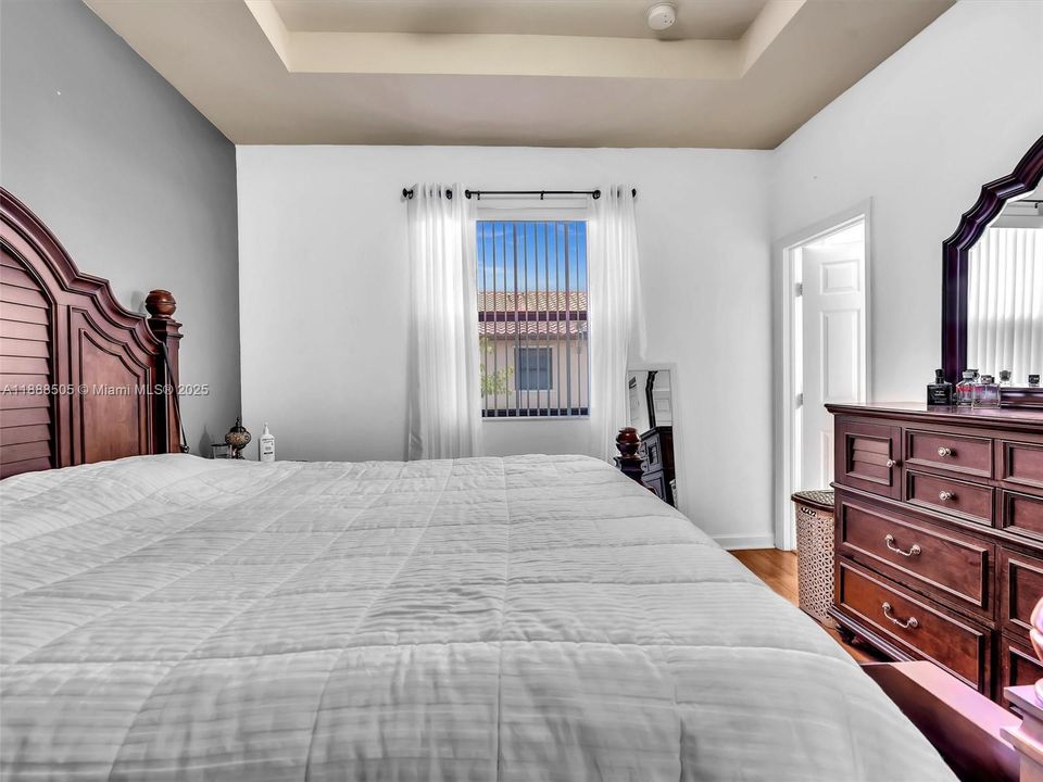 合同活跃: $2,975 (3 贝兹, 2 浴室, 1545 平方英尺)