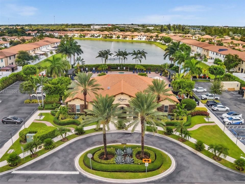 合同活跃: $2,975 (3 贝兹, 2 浴室, 1545 平方英尺)