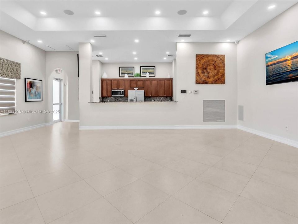 合同活跃: $2,975 (3 贝兹, 2 浴室, 1545 平方英尺)