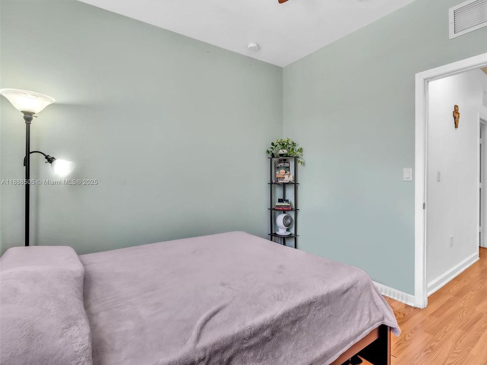 合同活跃: $2,975 (3 贝兹, 2 浴室, 1545 平方英尺)