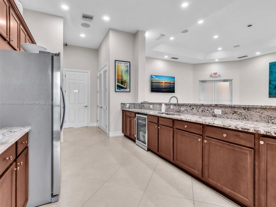 合同活跃: $2,975 (3 贝兹, 2 浴室, 1545 平方英尺)