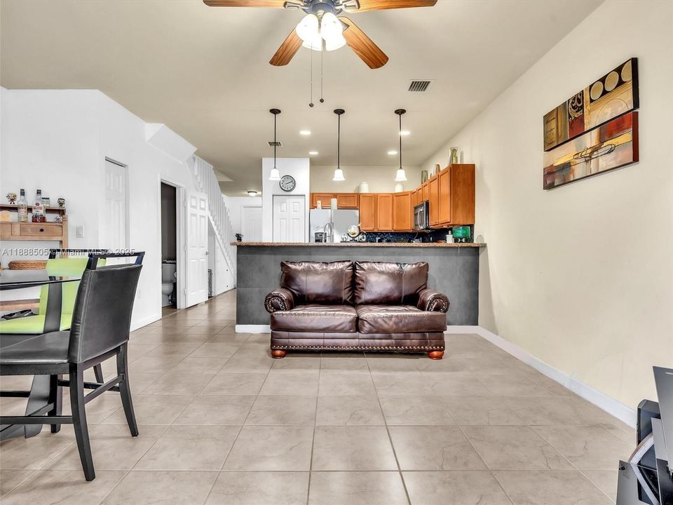 合同活跃: $2,975 (3 贝兹, 2 浴室, 1545 平方英尺)