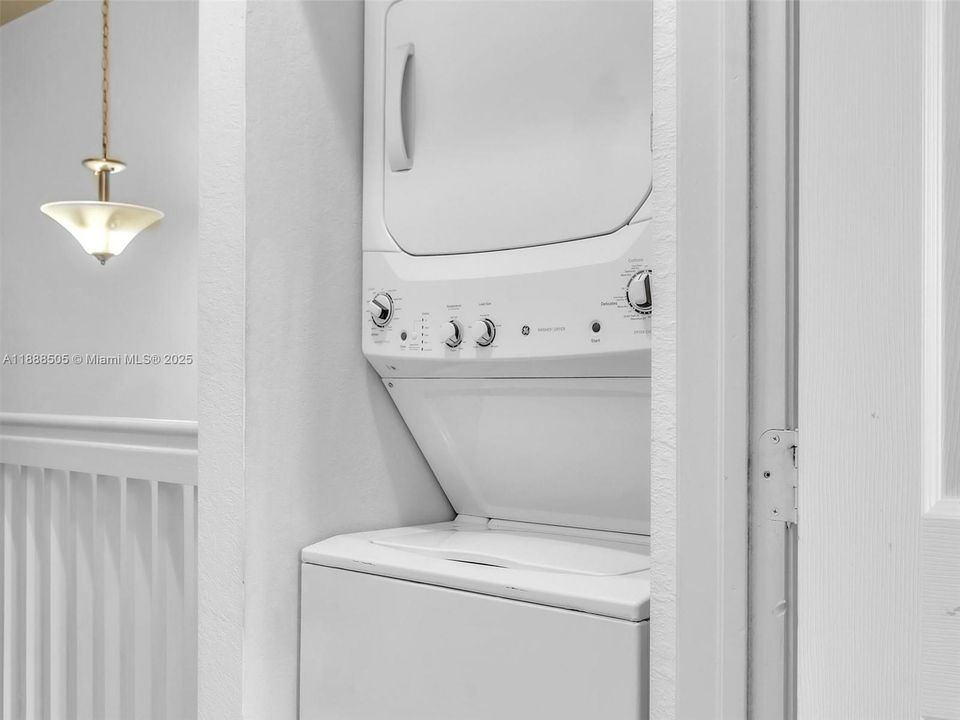 合同活跃: $2,975 (3 贝兹, 2 浴室, 1545 平方英尺)