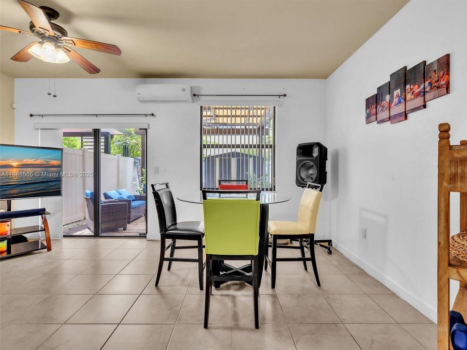 合同活跃: $2,975 (3 贝兹, 2 浴室, 1545 平方英尺)