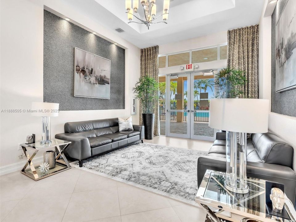 合同活跃: $2,975 (3 贝兹, 2 浴室, 1545 平方英尺)