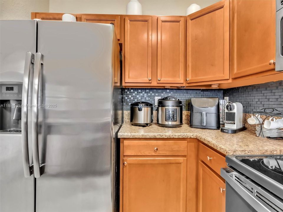 合同活跃: $2,975 (3 贝兹, 2 浴室, 1545 平方英尺)